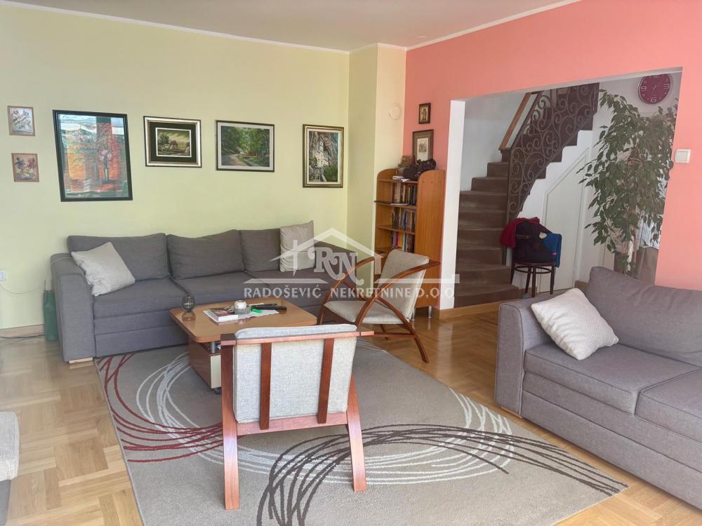 Stan na prodaju u Beogradu, Labudovo brdo, troiposoban, 100m2, cena 285000 evra