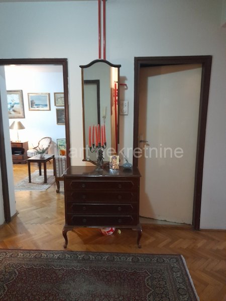 Stan na prodaju u Beogradu, Kalenić pijaca, cetvorosoban, 84m2, cena 360000 evra