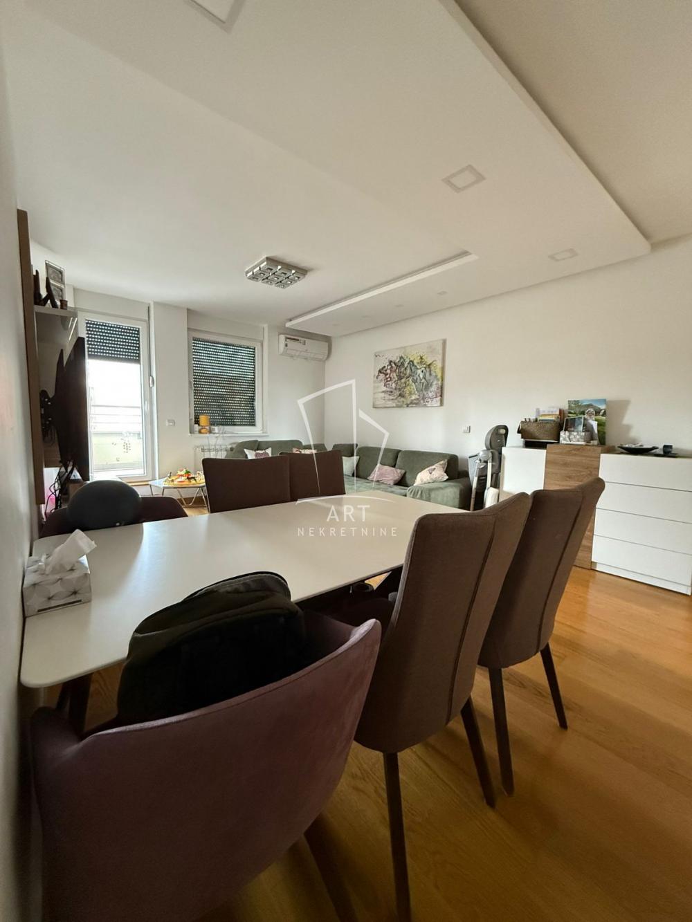 Stan na prodaju u Beogradu, Zemun, troiposoban, 98m2, cena 352800 evra