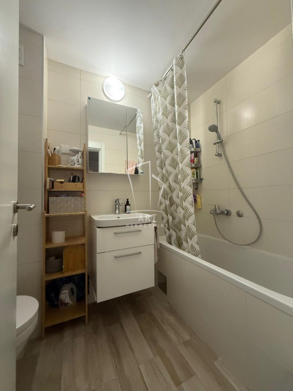 Stan na prodaju u Beogradu, Zemun, troiposoban, 98m2, cena 352800 evra