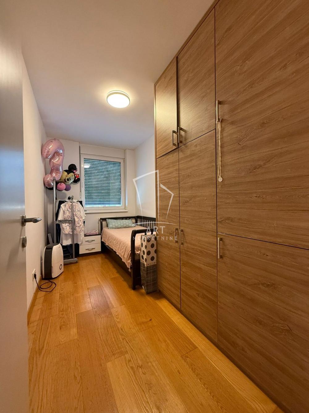 Stan na prodaju u Beogradu, Zemun, troiposoban, 98m2, cena 352800 evra