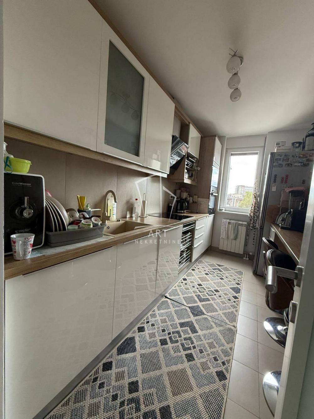 Stan na prodaju u Beogradu, Zemun, troiposoban, 98m2, cena 352800 evra