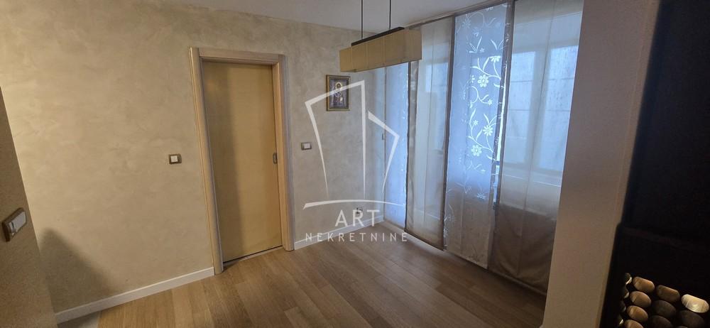 Stan na prodaju u Beogradu, Novi Beograd, dvoiposoban, 70m2, cena 285000 evra