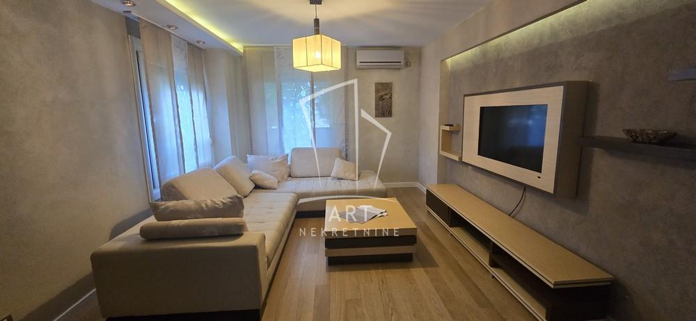 Stan na prodaju u Beogradu, Novi Beograd, dvoiposoban, 70m2, cena 285000 evra