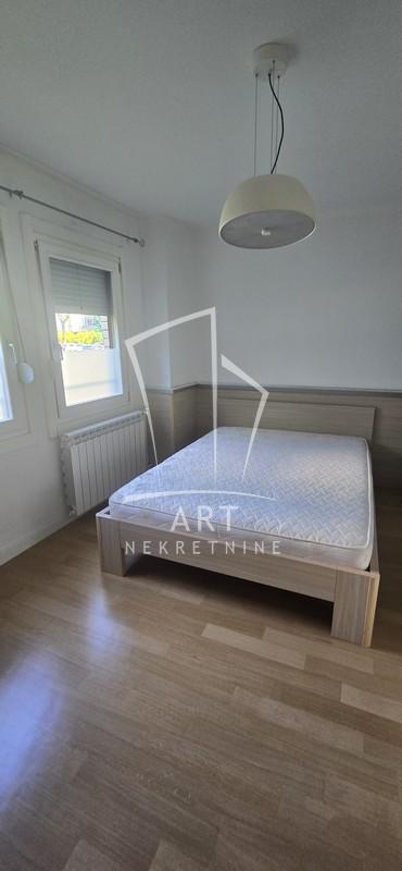 Stan na prodaju u Beogradu, Novi Beograd, dvoiposoban, 70m2, cena 285000 evra