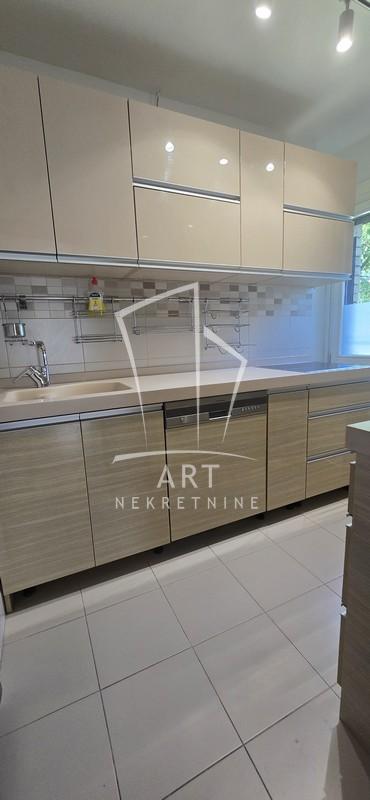 Stan na prodaju u Beogradu, Novi Beograd, dvoiposoban, 70m2, cena 285000 evra