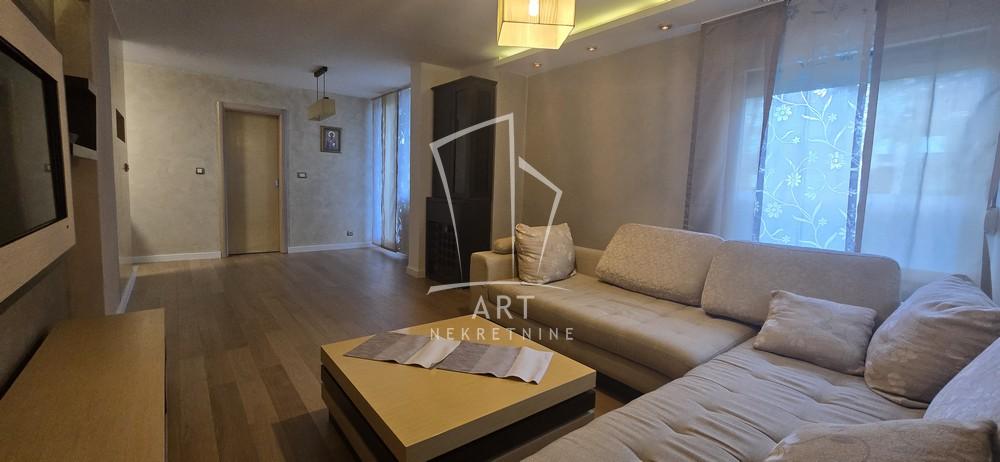 Stan na prodaju u Beogradu, Novi Beograd, dvoiposoban, 70m2, cena 285000 evra