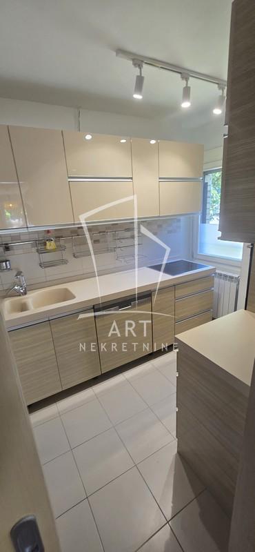 Stan na prodaju u Beogradu, Novi Beograd, dvoiposoban, 70m2, cena 285000 evra