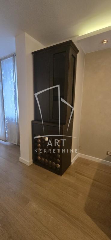 Stan na prodaju u Beogradu, Novi Beograd, dvoiposoban, 70m2, cena 285000 evra