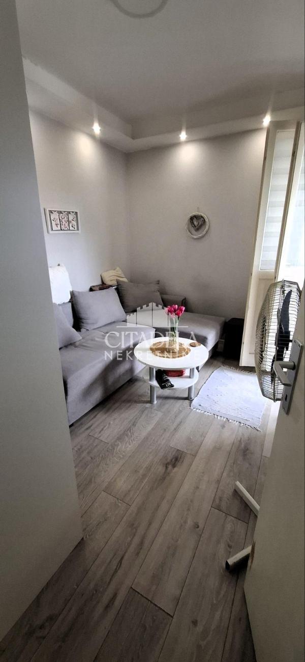 Stan na prodaju u Beogradu, Petlovo brdo, dvoiposoban, 54m2, cena 120000 evra