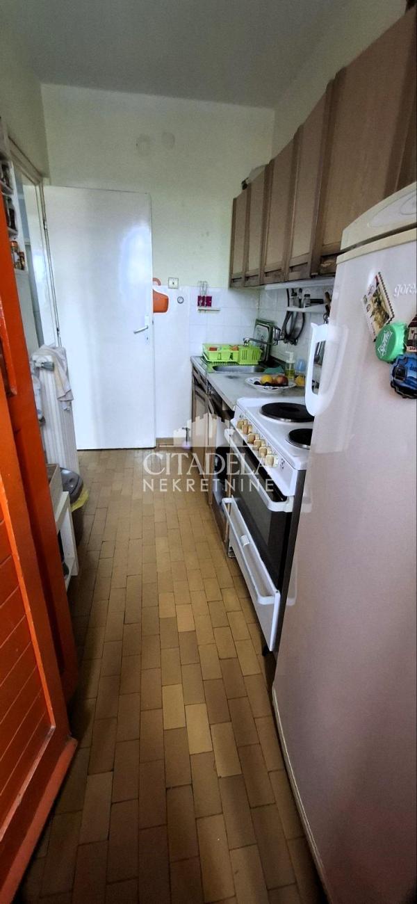 Stan na prodaju u Beogradu, Petlovo brdo, dvoiposoban, 54m2, cena 120000 evra