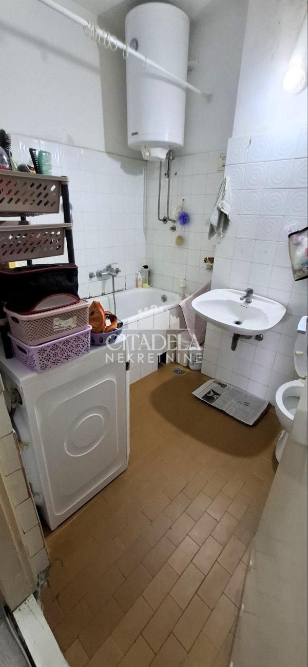 Stan na prodaju u Beogradu, Petlovo brdo, dvoiposoban, 54m2, cena 120000 evra