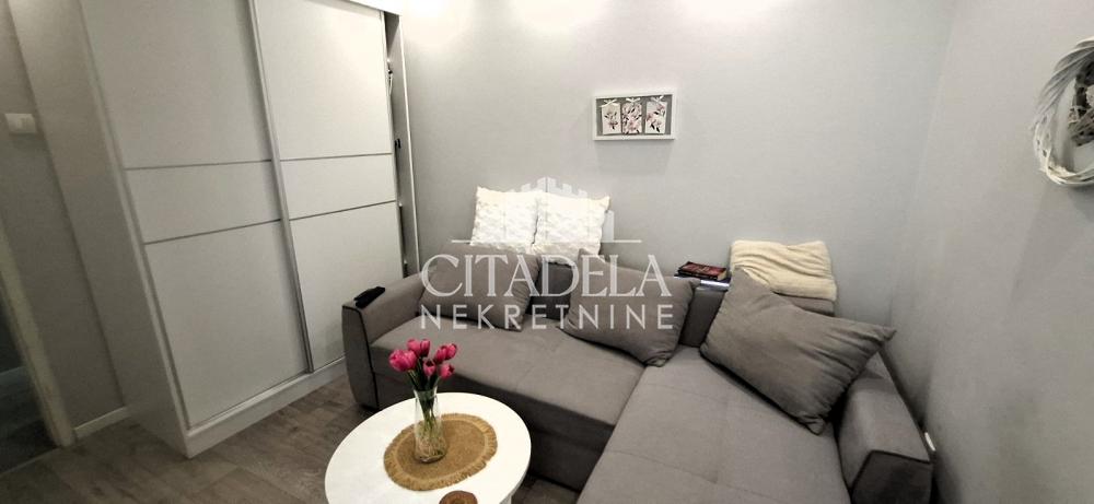 Stan na prodaju u Beogradu, Petlovo brdo, dvoiposoban, 54m2, cena 120000 evra