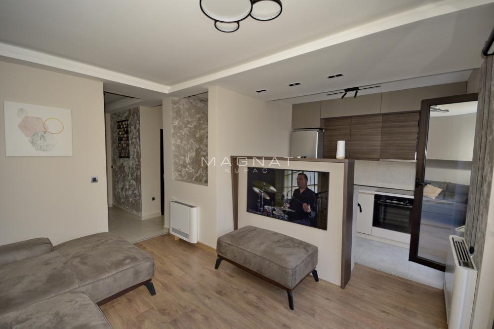 Stan na prodaju u Beogradu, Savski venac, cetvorosoban, 80m2, cena 272700 evra