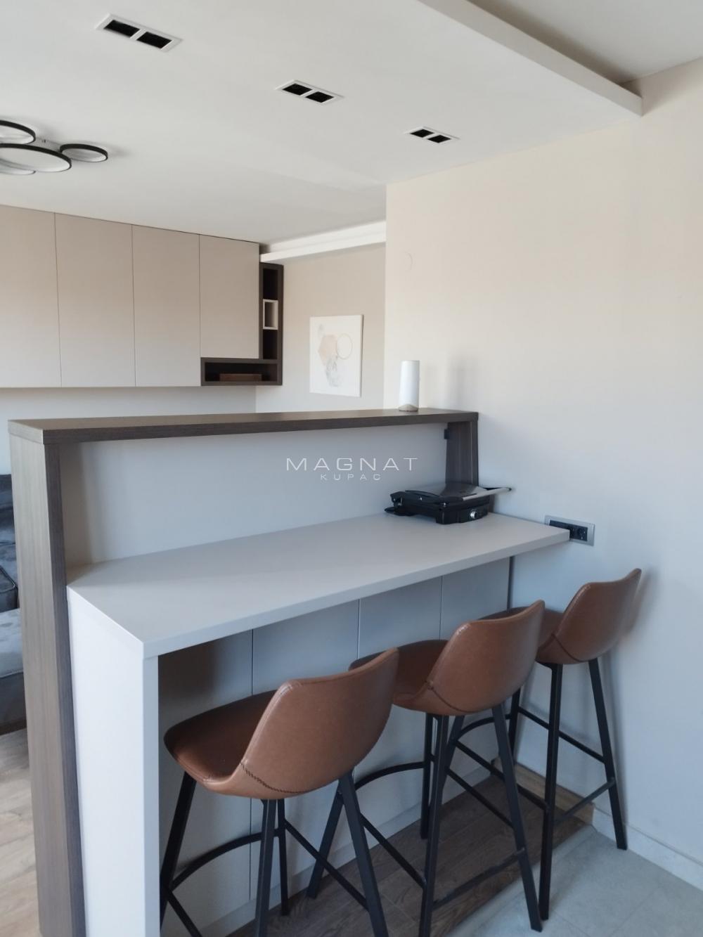 Stan na prodaju u Beogradu, Savski venac, cetvorosoban, 80m2, cena 272700 evra