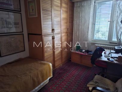 Stan na prodaju u Beogradu, Novi Beograd blok 28 (Potkovica), troiposoban, 83m2, cena 275000 evra