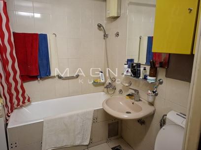 Stan na prodaju u Beogradu, Novi Beograd blok 28 (Potkovica), troiposoban, 83m2, cena 275000 evra