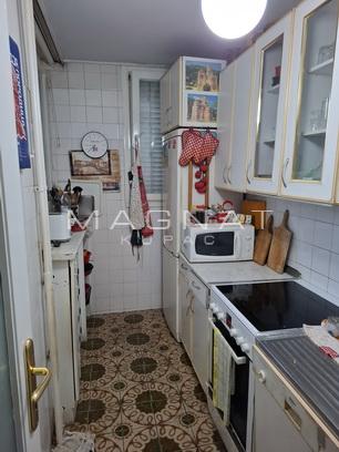 Stan na prodaju u Beogradu, Novi Beograd blok 28 (Potkovica), troiposoban, 83m2, cena 275000 evra