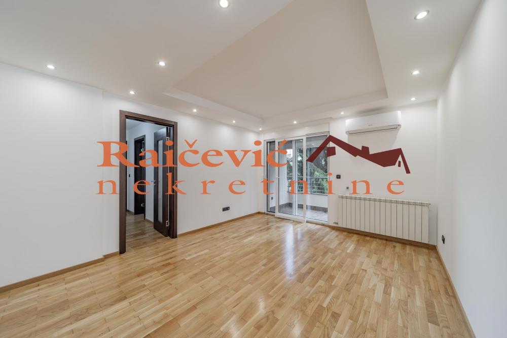 Stan na prodaju u Beogradu, Voždovac, trosoban, 68m2, cena 239000 evra