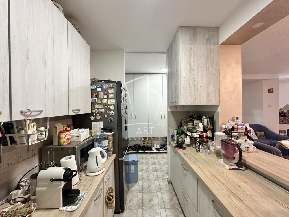 Stan na prodaju u Beogradu, Novi Beograd blok 22, cetvorosoban, 95m2, cena 340000 evra