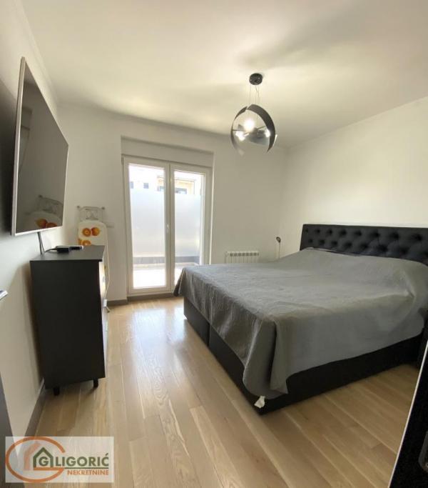 Stan na prodaju u Beogradu, Zeleno brdo, trosoban, 100m2, cena 349000 evra