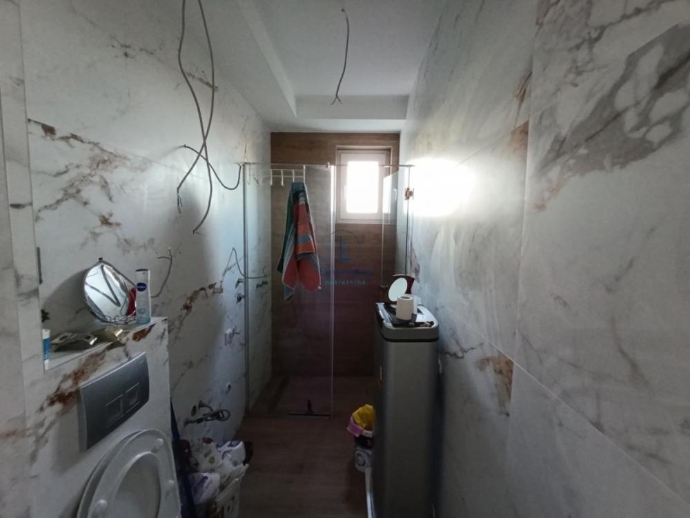 Stan na prodaju u Beogradu, Karaburma, dvoiposoban, 74m2, cena 192400 evra