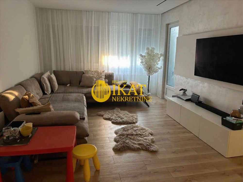 Stan na prodaju u Beogradu, Novi Beograd, trosoban, 80m2, cena 285000 evra