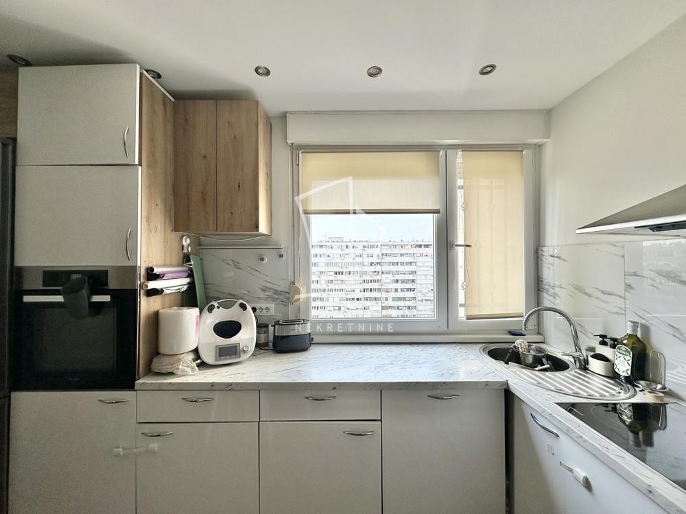 Stan na prodaju u Beogradu, Novi Beograd, trosoban, 74m2, cena 285000 evra