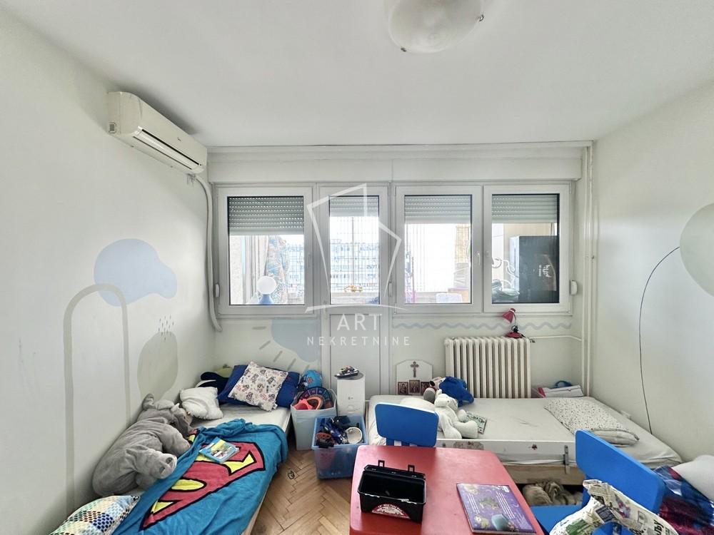 Stan na prodaju u Beogradu, Novi Beograd, trosoban, 74m2, cena 285000 evra
