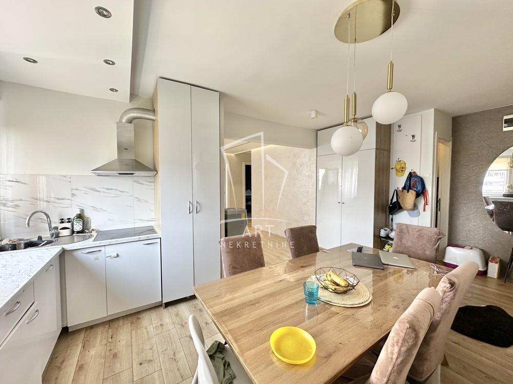 Stan na prodaju u Beogradu, Novi Beograd, trosoban, 74m2, cena 285000 evra