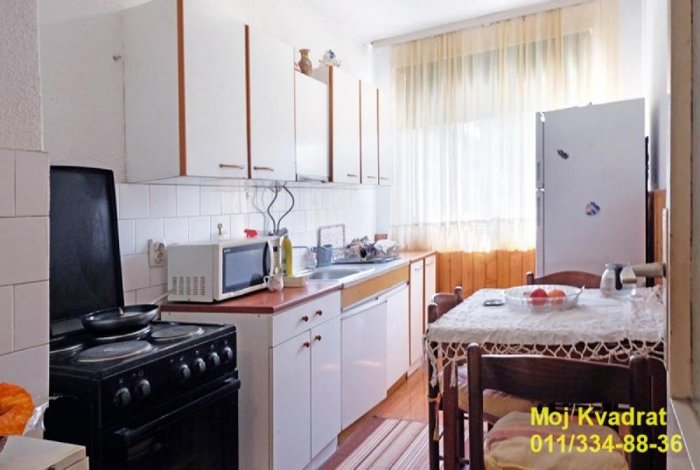 Stan na prodaju u Beogradu, Karaburma, trosoban, 68m2, cena 170000 evra