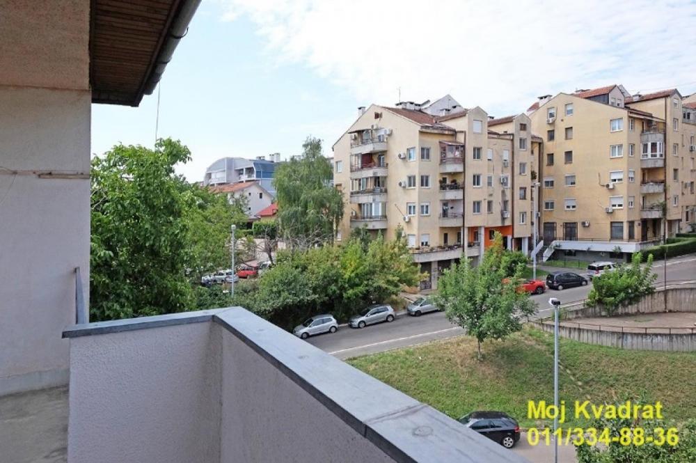 Stan na prodaju u Beogradu, Karaburma, trosoban, 68m2, cena 170000 evra