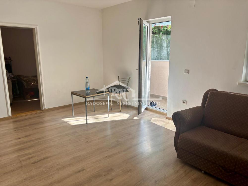 Stan na prodaju u Beogradu, Petlovo brdo, dvoiposoban, 51m2, cena 72500 evra