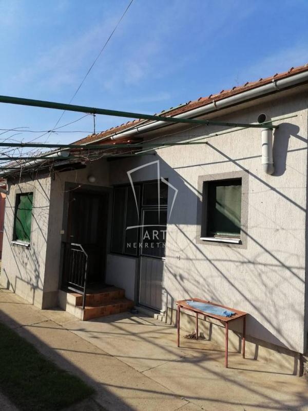 Stan na prodaju u Beogradu, Surčin, trosoban, 77m2, cena 112000 evra