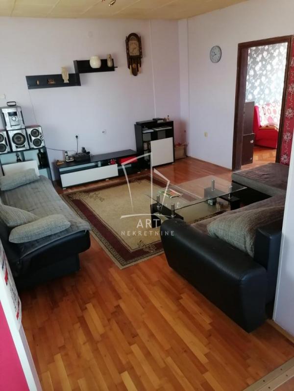 Stan na prodaju u Beogradu, Surčin, trosoban, 77m2, cena 112000 evra