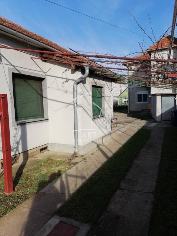 Stan na prodaju u Beogradu, Surčin, trosoban, 77m2, cena 112000 evra