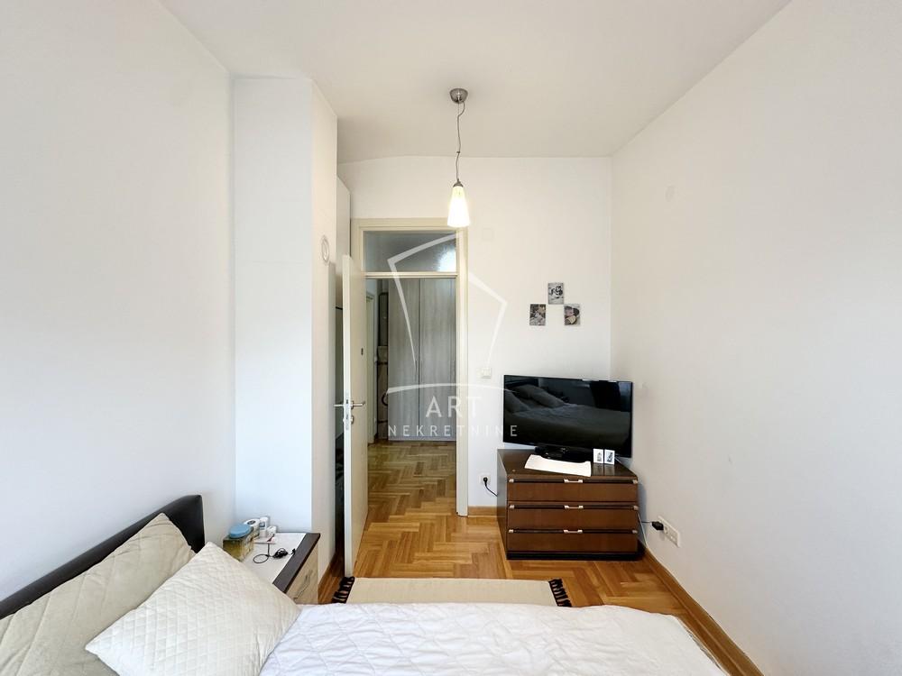 Stan na prodaju u Beogradu, Voždovac, trosoban, 75m2, cena 275000 evra