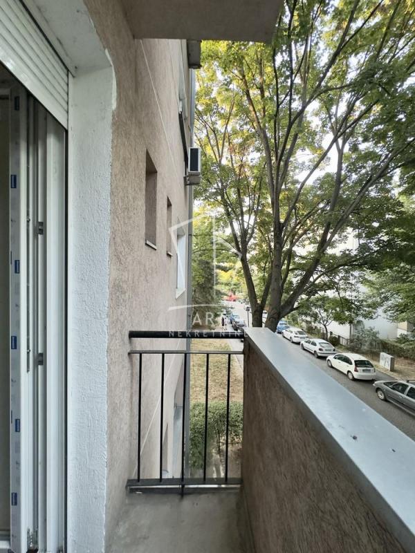 Stan na prodaju u Beogradu, Karaburma, jednoiposoban, 34m2, cena 104500 evra