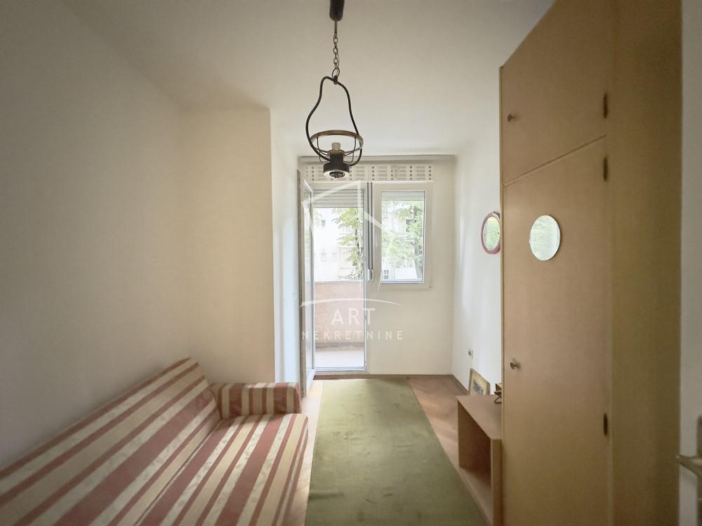 Stan na prodaju u Beogradu, Karaburma, jednoiposoban, 34m2, cena 104500 evra