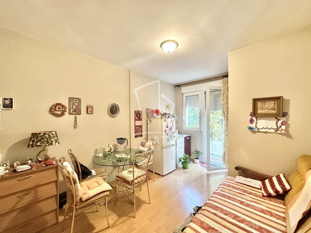 Stan na prodaju u Beogradu, Karaburma, dvoiposoban, 54m2, cena 142500 evra