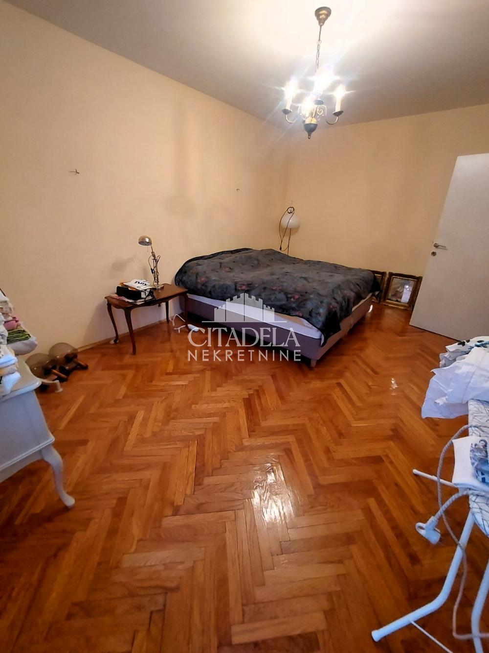 Stan na prodaju u Beogradu, Vračar, dvoiposoban, 79m2, cena 330000 evra