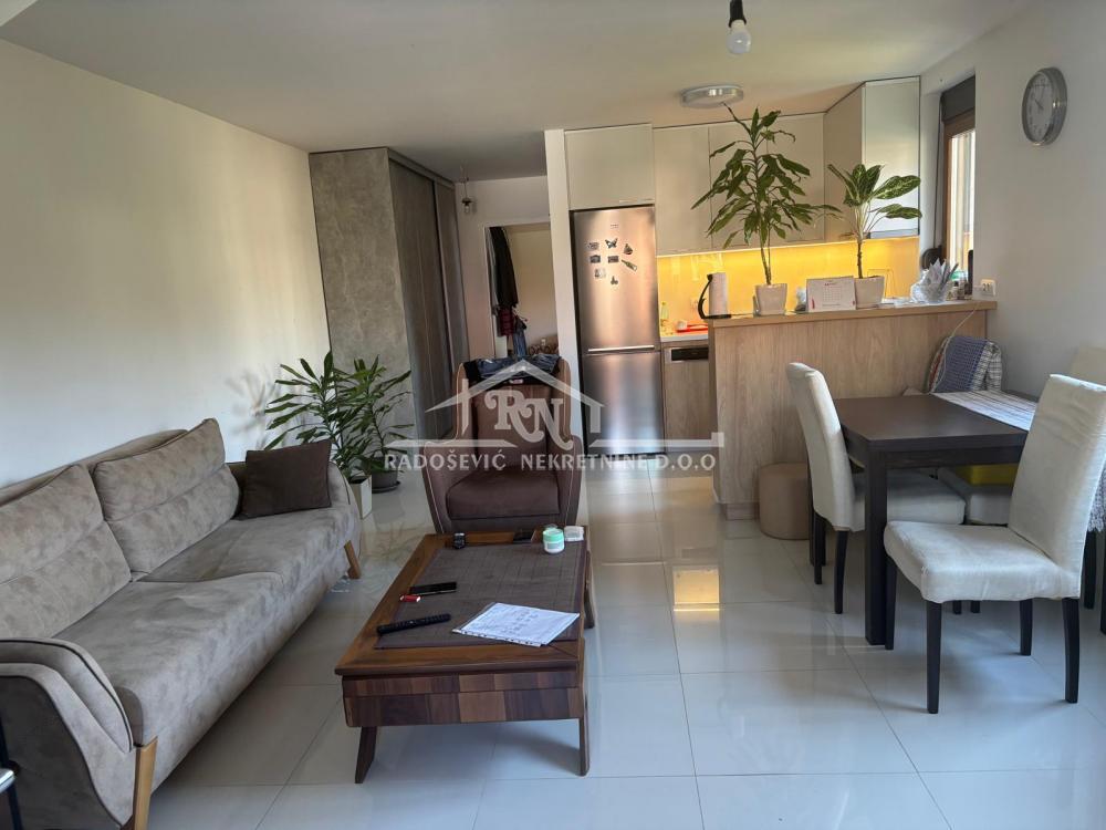 Stan na prodaju u Beogradu, Petlovo brdo, trosoban, 88m2, cena 155000 evra