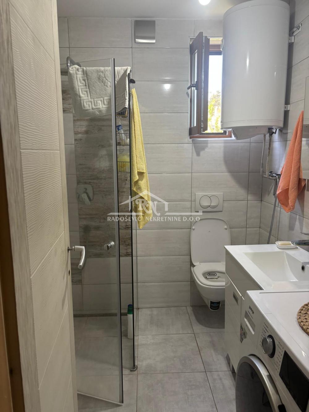 Stan na prodaju u Beogradu, Petlovo brdo, trosoban, 88m2, cena 155000 evra
