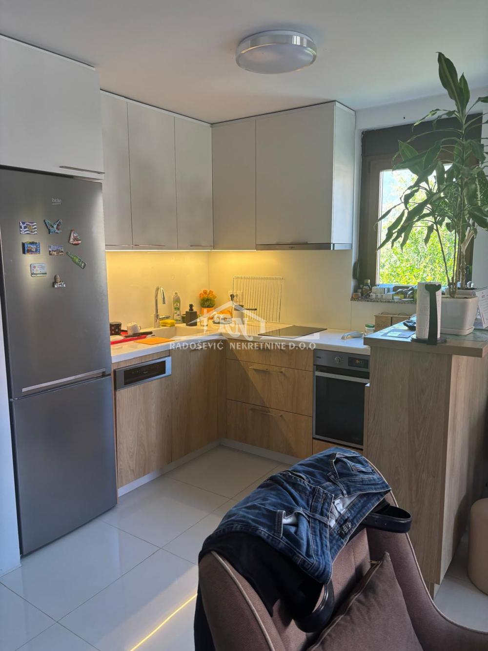Stan na prodaju u Beogradu, Petlovo brdo, trosoban, 88m2, cena 155000 evra