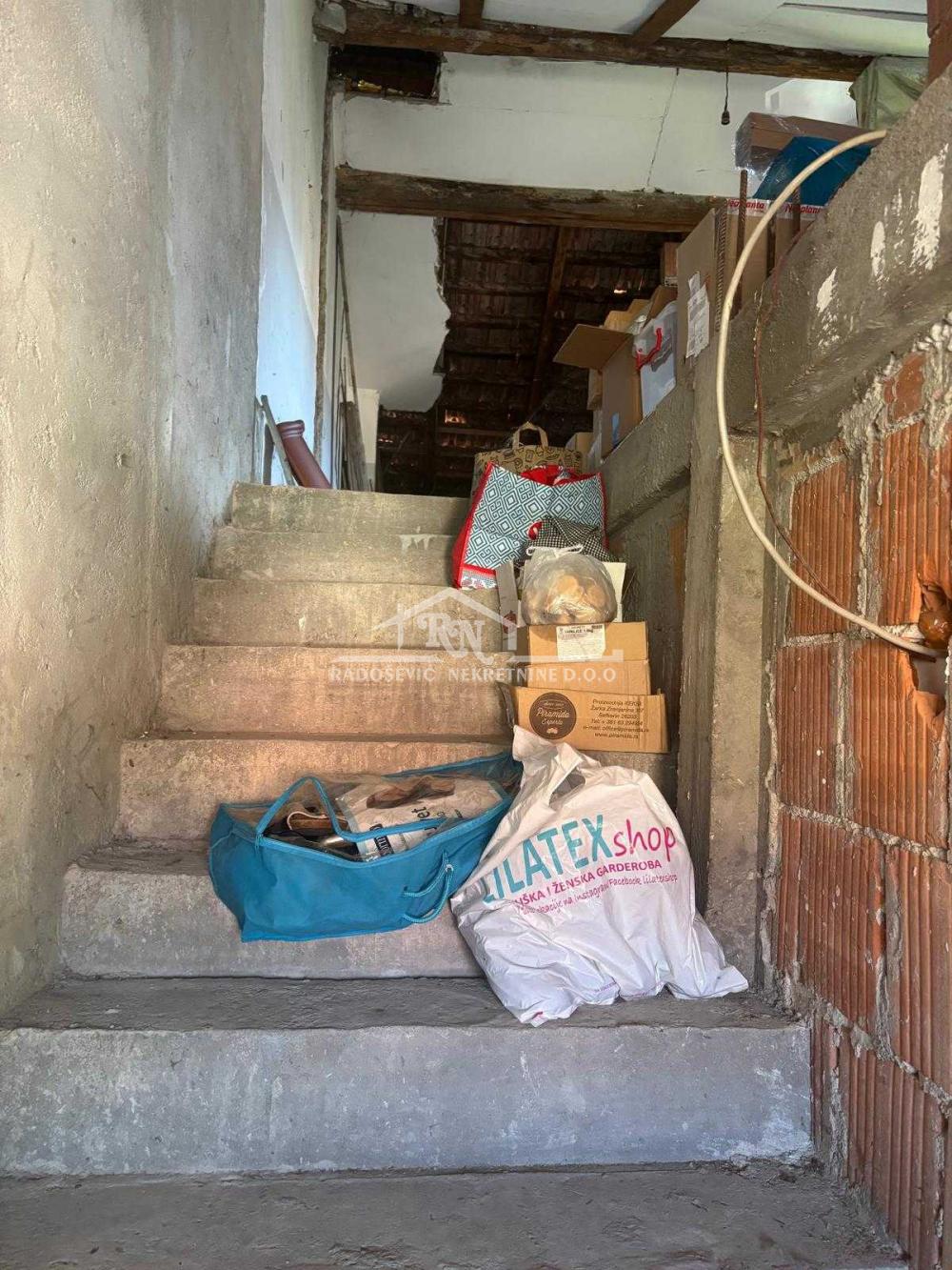 Stan na prodaju u Beogradu, Petlovo brdo, trosoban, 88m2, cena 155000 evra