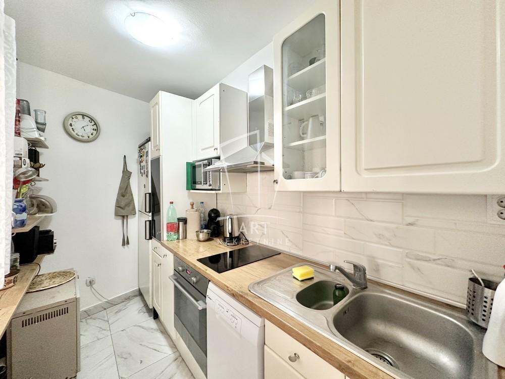 Stan na prodaju u Beogradu, Zemun, trosoban, 59m2, cena 160000 evra