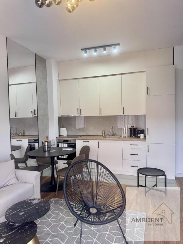 Stan na prodaju u Beogradu, Banovo brdo, trosoban, 65m2, cena 240000 evra