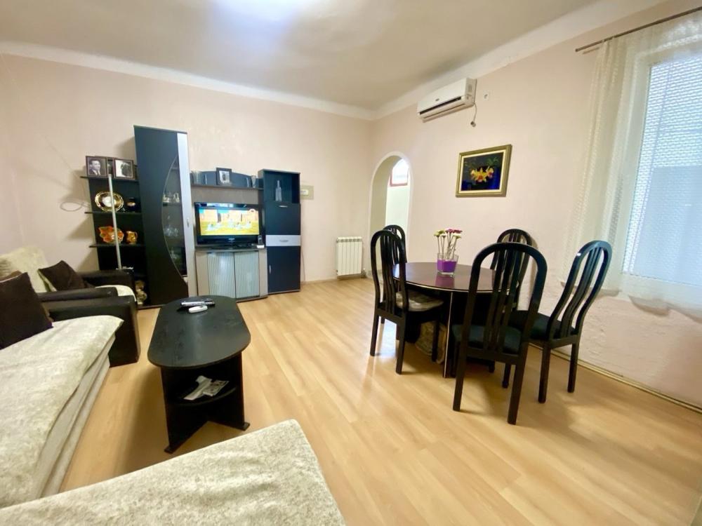 Stan na prodaju u Beogradu, Zemun, troiposoban, 77m2, cena 180000 evra