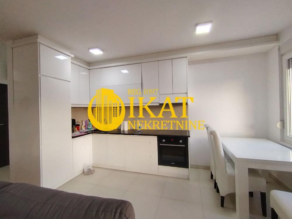 Stan na prodaju u Beogradu, Cvetkova pijaca, trosoban, 67m2, cena 192000 evra