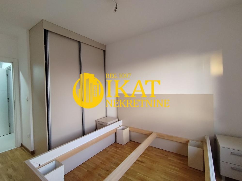 Stan na prodaju u Beogradu, Cvetkova pijaca, trosoban, 67m2, cena 192000 evra